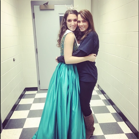 Meet your Posher, Donna 👋🏖 Mom of 6 awesome kids - Picture 4 of 7